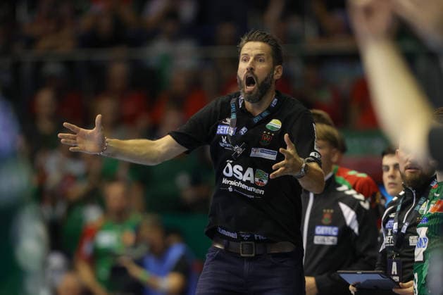03.09.2026, xtgx, Handball Opel HBL, SC Magdeburg - Füchse Berlin emspor, v.l. Bennet Wiegert (Magdeburg, Trainer) gibt Anweisungen, gestikuliert mit den Armen, gesticulate, gives instructions Magdeburg