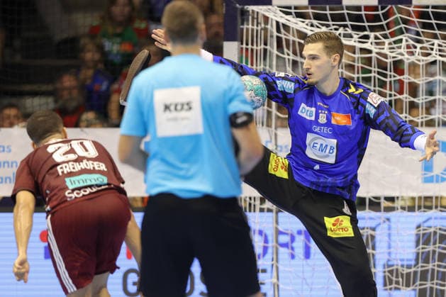 03.09.2026, xtgx, Handball Opel HBL, SC Magdeburg - Füchse Berlin emspor, v.l. Tim Freihöfer (Berlin 20) Dominik Kuzmanovic (Magdeburg, 1) Parade, haelt den Ball, faengt den Ball, pariert Siebenmeter Magdeburg