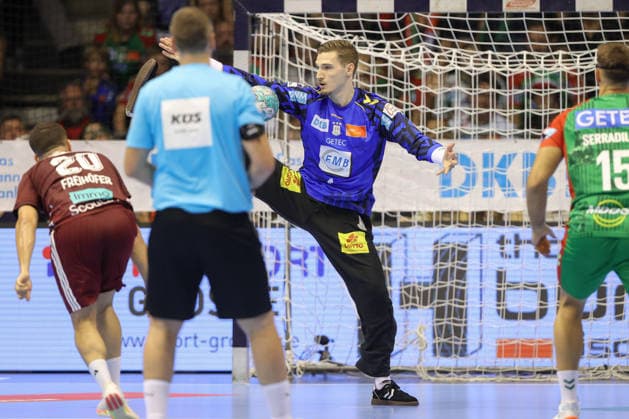 03.09.2026, xtgx, Handball Opel HBL, SC Magdeburg - Füchse Berlin emspor, v.l. Tim Freihöfer (Berlin 20) Dominik Kuzmanovic (Magdeburg, 1) Parade, haelt den Ball, faengt den Ball, pariert Siebenmeter Magdeburg