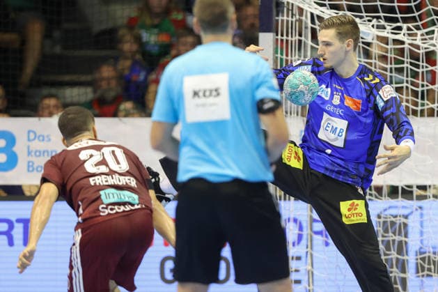03.09.2026, xtgx, Handball Opel HBL, SC Magdeburg - Füchse Berlin emspor, v.l. Tim Freihöfer (Berlin 20) Dominik Kuzmanovic (Magdeburg, 1) Parade, haelt den Ball, faengt den Ball, pariert Siebenmeter Magdeburg