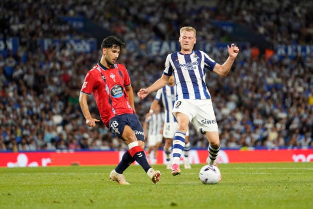 Orri Oskarsson of Real Sociedad and Yoel Lago seen during LaLiga EA Sports 26 27 game between teams of Real Sociedad and Celta Vigo (Mickael Ducint Ball Raw Images) San Sebastian Estadio Anoeta Spain Copyright: xMickaelxDucintx mickaelducint_RealSociedad_Celta458