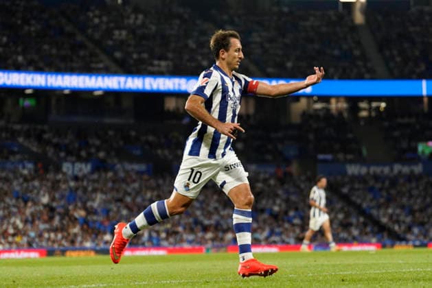 Mikel Oyarzabal of Real Sociedad seen during LaLiga EA Sports 26 27 game between teams of Real Sociedad and Celta Vigo (Mickael Ducint Ball Raw Images) San Sebastian Estadio Anoeta Spain Copyright: xMickaelxDucintx mickaelducint_RealSociedad_Celta462