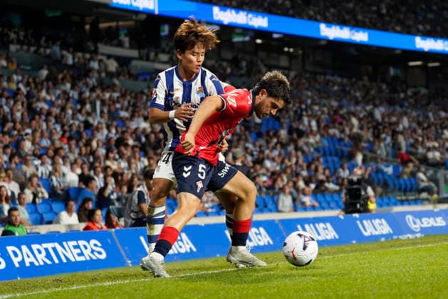 Sergio Carreira of Celta Vigo and Takefusa Kubo of Real Sociedad seen during LaLiga EA Sports 26 27 game between teams of Real Sociedad and Celta Vigo (Mickael Ducint Ball Raw Images) San Sebastian Estadio Anoeta Spain Copyright: xMickaelxDucintx mickaelducint_RealSociedad_Celta464