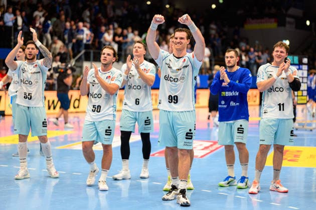 Jubel mit den Fans nach dem Auswaertssieg gegen Eisenach. Stefan Bauer (HBW Balingen Weilstetten, 99), Bennet Strobel (HBW Balingen Weilstetten, 11), Csaba Leimeter (HBW Balingen Weilstetten, 55), Lion Zacharias (HBW Balingen Weilstetten, 50), Mex Raguse (HBW Balingen Weilstetten, 06) GER, ThSV Eisenach gegen HBW Balingen-Weilstetten, 1. Opel Handballbundesliga, Handball, 2. Spieltag, Saison 2026 2027, 03.09.2026 GER, ThSV Eisenach gegen HBW Balingen-Weilstetten, 1. Opel Handballbundesliga, Handball, 2. Spieltag, Saison 2026 2027, 03.09.2026 Eisenach *** Celebrating with the fans after the road win against Eisenach: Stefan Bauer, HBW Balingen Weilstetten, 99, Bennet Strobel HBW Balingen Weilstetten, 11, Csaba Leimeter HBW Balingen Weilstetten, 55, Lion Zacharias HBW Balingen Weilstetten, 50, Mex Raguse HBW Balingen Weilstetten, 06 GER, ThSV Eisenach vs. HBW Balingen Weilstetten, 1st Opel Handball Bundesliga, Handball, Matchday 2, 2026–2027 Season, September 3, 2026 GER, ThSV Eisenach vs. HBW Balingen Weilstetten, 1st Opel Handball Bundesliga, Handball, Matchday 2, 2026–2027 season, September 3, 2026 Eisenach Copyright: xMartinxHerbstx
