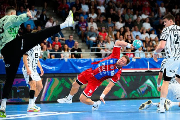 Bietigheim: HBL - 26 27 - SG BBM Bietigheim - THW Kiel v.li. Torhueter Andreas Wolff (THW Kiel), Fabian Wiederstein (Bietigheim) Bietigheim-Bissingen Egetrans Arena Baden-Württemberg Deutschland