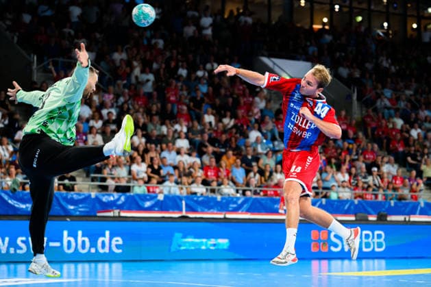 Bietigheim: HBL - 26 27 - SG BBM Bietigheim - THW Kiel v.li. Torhueter Andreas Wolff (THW Kiel), Mathias Larson (Bietigheim) Bietigheim-Bissingen Egetrans Arena Baden-Württemberg Deutschland