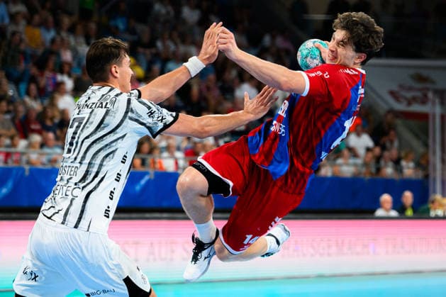 Bietigheim: HBL - 26 27 - SG BBM Bietigheim - THW Kiel v.li. Julian Köster Koester (THW Kiel), Fynn Nicolaus (Bietigheim) Bietigheim-Bissingen Egetrans Arena Baden-Württemberg Deutschland