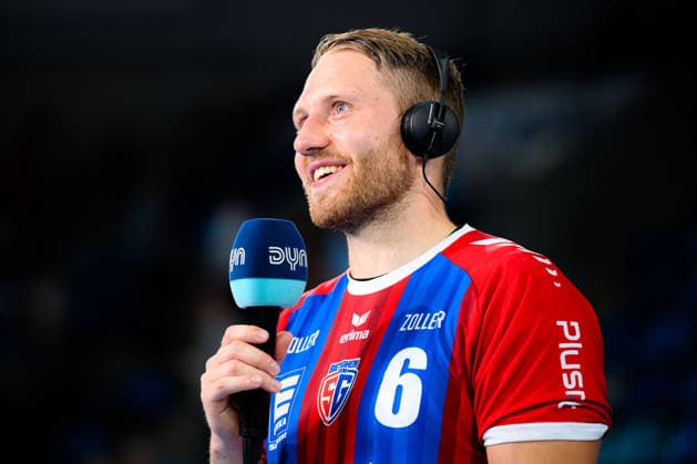 Bietigheim: HBL - 26 27 - SG BBM Bietigheim - THW Kiel Lukas Wucherpfennig (Bietigheim) lachend laechelnd gut gelaunt grinst grinsend im DYN Interview Bietigheim-Bissingen Egetrans Arena Baden-Württemberg Deutschland