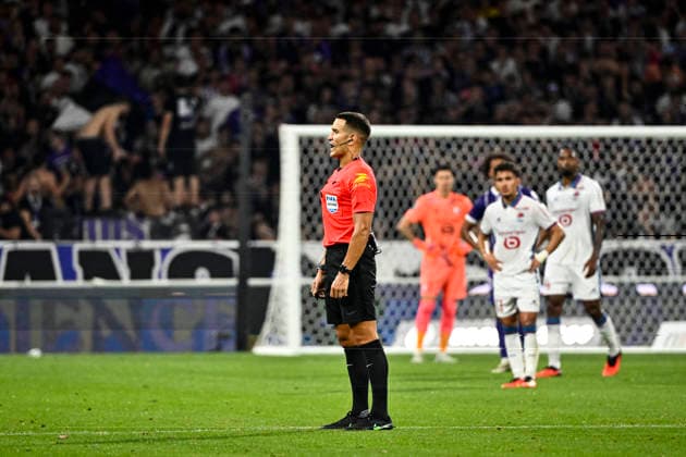 FOOTBALL : Toulouse vs Lille - 3eme Journee de Ligue 1 McDonald S - Toulouse - 03 09 2026 Decision de la VAR par l arbitre Mathieu Vernice Toulouse  Copyright: xThierryxBretonx