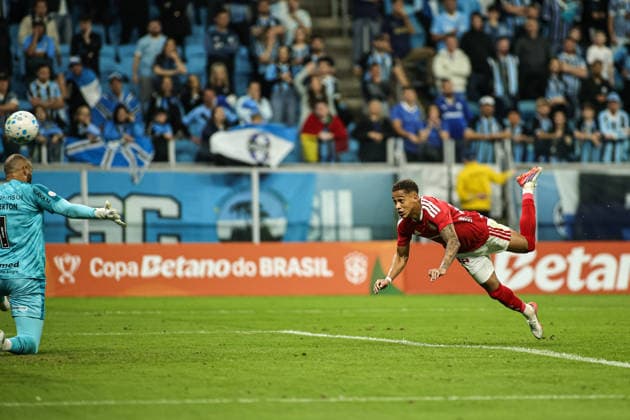 Fußball, Brasilien, Gremio Porto Alegre - SC Internacional Porto Alegre Grêmio x Internacional PORTO ALEGRE, RS - 03.09.2026: GRÃªMIO X INTERNACIONAL - Vitinho scores a goal for Inter during the GrÃªmio vs. Internacional match held at the Arena do GrÃªmio in Porto Alegre, RS, in the second leg of the 2026 Copa do Brasil quarter-finals. (Photo: Gabriel Haesbaert Fotoarena) x3009262x  GabrielxHaesbaert