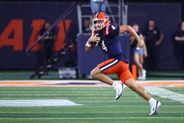 September 3, 2026, Champaign, Illinois, USA: KATIN HOUSER, quarterback 4 for the Fighting Illini runs right with lots of room In first half action of the University of Illinois Fighting Illini football hosting University of Alabama at Birmingham Blazers. Champaign USA - ZUMAl176 20260903_znp_l176_001 Copyright: xAlanxLookx