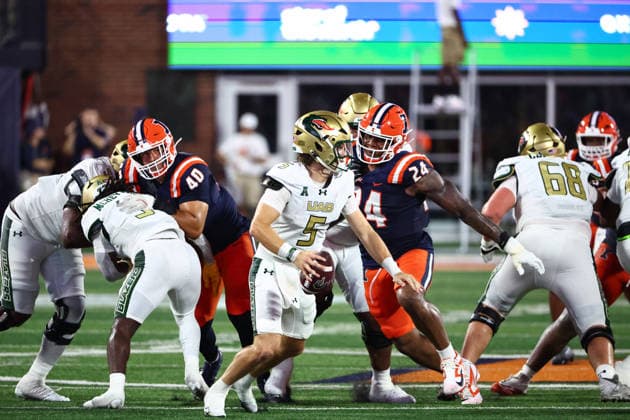 September 3, 2026, Champaign, Illinois, USA: WILLIAM HOLMES, defensive lineman 24 for the Fighting Illini forces the back up plan on RYDER BURTON quarterback 5 for the UAB Blazers In first half action of the University of Illinois Fighting Illini football hosting University of Alabama at Birmingham Blazers. Champaign USA - ZUMAl176 20260903_znp_l176_012 Copyright: xAlanxLookx