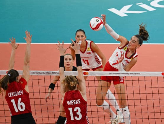 (260904) -- ISTANBUL, Sept. 4, 2026 -- T¨¹rkiye s Hande Baladin (1st R) spikes the ball during the quarterfinal match between T¨¹rkiye and Germany at the 2026 Women s European Volleyball Championship in Istanbul, T¨¹rkiye, Sept. 3, 2026. ) (SP)T?RKIYE-ISTANBUL-WOMEN S EUROPEAN VOLLEYBALL CHAMPIONSHIP-T?RKIYE VS GERMANY LiuxLei 