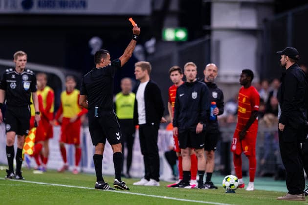 FC Copenhagen v FC Nordsjaelland, 3F Superliga football, Copenhagen, Denmark Copenhagen, Denmark. 03rd, September 2026. Referee Sandi Putros hands out a red card to assistant coach Tijan Njie of FC Copenhagen during the 3F Superliga match between FC Copenhagen and FC Nordsjaelland at Parken in Copenhagen. Denmark, Copenhagen, Parken  Copyright: xGonzalesxPhoto TobiasxJorgensenx