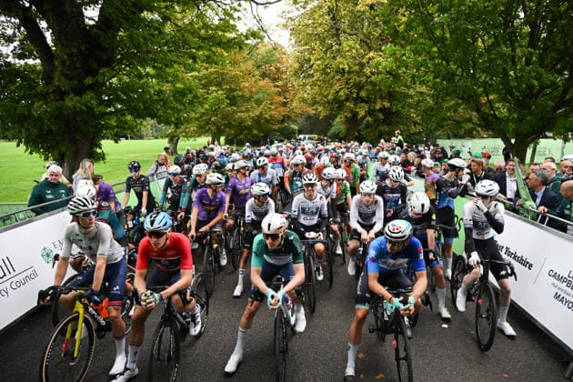 2026 Lloyds Tour of Britain Men Picture by Zac Williams SWpix.com - 04 09 2026 - Cycling - UCI ProSeries - 2026 Lloyds Tour of Britain Men - Stage 3: Hull to Beverly (194.1km) - The peloton lining up ready to roll out of Hull Cycling Copyright: x xSWpix.comx(t axPhotographyxHubxLtd)xZacxWilliams SWpix.comx SWP-3030-21992
