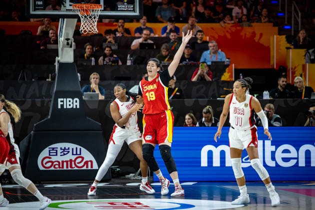 Basketball Berlin 04.09.2026 FIBA Women™s Basketball World Cup Germany 2026 Vorrunde Gruppe Vereinigte Staaten von Amerika (USA) - China (CHN) Ziyu Zhang (China, No.19) Aliyah Boston (USA, No.14)