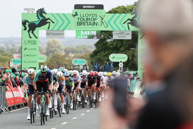 2026 Lloyds Tour of Britain Men Picture by Alex Whitehead SWpix.com - 04 09 2026 - Cycling - UCI ProSeries - 2026 Lloyds Tour of Britain Men - Stage 3: Hull to Beverly (194.1km) - The peloton Copyright: x xSWpix.comx(t axPhotographyxHubxLtd)xAlexxWhitehead SWpix.comx SWP-3030-22084