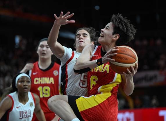 (260904) -- BERLIN, Sept. 4, 2026 -- Yang Shuyu (R) of China goes for a layup during the group D match between China and the United States at the FIBA Women s Basketball World Cup 2026 in Berlin, Germany, Sept. 4, 2026. ) (SP)GERMANY-BERLIN-BASKETBALL-WOMEN S WORLD CUP-CHN VS USA ZhangxHaofu 