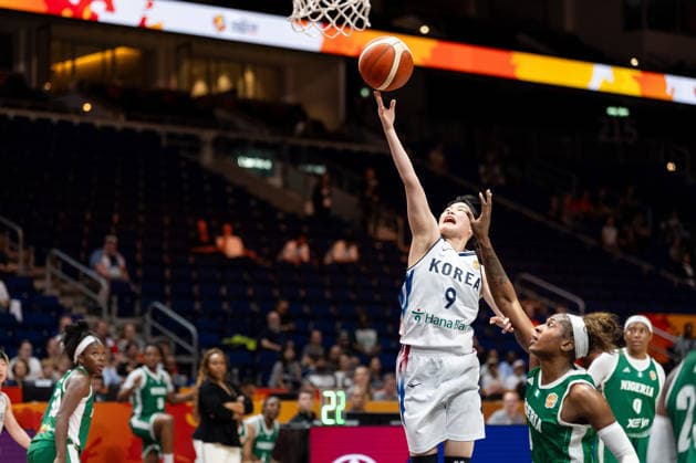 Sohee Lee (Korea, 09) beim Korbleger, Elizabeth Balogun (Nigeria, 04), GER, Korea vs. Nigeria, Basketball, FIBA Women s World Cup 2026, Gruppenphase, Spieltag 1, 04.09.2026 GER, Korea vs. Nigeria, Basketball, FIBA Women s World Cup 2026, Spieltag 1, 04.09.2026 Berlin Copyright: xEibner-Pressefoto MaxxVincenx EP_MVN