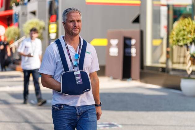 Ralf Schumacher mit Armbinde im Fahrerlager, Portrait, Emotionen, Geste, Gestik, Mimik Grosser Preis von Italien, Motorsport, Formel 1, Saison 2026, 04.09.2026 Grosser Preis von Italien, Motorsport, Formel 1, Saison 2026, 04.09.2026 *** Ralf Schumacher wearing an armband in the paddock, portrait, emotions, gesture, body language, facial expressions; Italian Grand Prix, motorsports, Formula 1, 2026 season, September 4, 2026 Italian Grand Prix, Motorsports, Formula 1, 2026 Season, September 4, 2026 Copyright: xEibnerxPressefotox EP_ANS