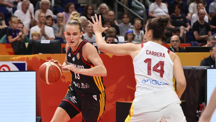 Leonie Fiebich am Ball, Raquel Carrera Zweikampf Spielszene Aktion Basketball FIBA World Cup Weltmeisterschaft Frauen Saison 2026 2027 04.09.2026 DBB Deutschland GER vs Spanien ESP *** Leonie Fiebich with the ball, Raquel Carrera in a duel; game scene; action; sports; basketball; FIBA World Cup; Women s World Championship; 2026–2027 season; April 9, 2026; DBB; Germany (GER) vs. Spain (ESP)