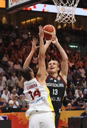 Leonie Fiebich am Ball, Raquel Carrera Zweikampf Spielszene Aktion Basketball FIBA World Cup Weltmeisterschaft Frauen Saison 2026 2027 04.09.2026 DBB Deutschland GER vs Spanien ESP *** Leonie Fiebich with the ball, Raquel Carrera in a duel; game scene; action; sports; basketball; FIBA World Cup; Women s World Championship; 2026–2027 season; April 9, 2026; DBB; Germany (GER) vs. Spain (ESP)