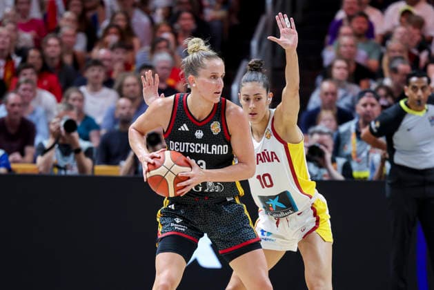 Leonie Fiebich (Germany) und Maria Conde (Spain) battle for the ball during the FIBA Women s Basketball World Cup Germany 2026 group match between Spain and Germany at Berlin Arena on September 4, 2026 in Berlin, Germany. (Photo by Marco Steinbrenner DeFodi Images) - *** Leonie Fiebich of Germany and Maria Conde of Spain battle for the ball during the FIBA Women s Basketball World Cup Germany 2026 group match between Spain and Germany at the Berlin Arena on September 4, 2026, in Berlin, Germany. Photo by Marco Steinbrenner, DeFodi Images