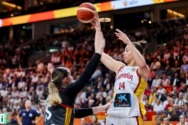 Luisa Geiselsoder (Germany) und Raquel Carrera (Spain) battle for the ball during the FIBA Women s Basketball World Cup Germany 2026 group match between Spain and Germany at Berlin Arena on September 4, 2026 in Berlin, Germany. (Photo by Marco Steinbrenner DeFodi Images) - *** Luisa Geiselsoder of Germany and Raquel Carrera of Spain battle for the ball during the FIBA Women s Basketball World Cup Germany 2026 group match between Spain and Germany at the Berlin Arena on September 4, 2026, in Berlin, Germany. Photo by Marco Steinbrenner, DeFodi Images