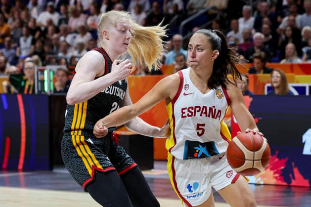 Frieda Buhner (Germany) und Maite Cazorla (Spain) battle for the ball during the FIBA Women s Basketball World Cup Germany 2026 group match between Spain and Germany at Berlin Arena on September 4, 2026 in Berlin, Germany. (Photo by Marco Steinbrenner DeFodi Images) - *** Frieda Buhner of Germany and Maite Cazorla of Spain battle for the ball during the FIBA Women s Basketball World Cup Germany 2026 group match between Spain and Germany at the Berlin Arena on September 4, 2026, in Berlin, Germany. Photo by Marco Steinbrenner, DeFodi Images