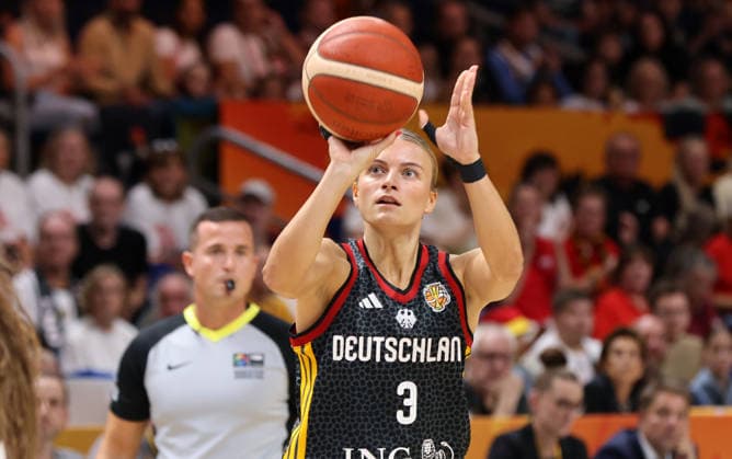 Alexandra Wilke am Ball Aktion Oberkörper Basketball FIBA World Cup Weltmeisterschaft Frauen Saison 2026 2027 04.09.2026 DBB Deutschland GER vs Spanien ESP *** Alexandra Wilke with the ball, action, upper body, sports, basketball, FIBA World Cup, World Championship, women s, season 2026–2027, April 9, 2026, DBB, Germany (GER) vs. Spain (ESP)