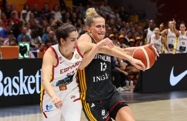 Paula Ginzo, Leonie Fiebich am Ball Zweikampf Spielszene Aktion Basketball FIBA World Cup Weltmeisterschaft Frauen Saison 2026 2027 04.09.2026 DBB Deutschland GER vs Spanien ESP *** Paula Ginzo, Leonie Fiebich with the ball, one-on-one, game scene, action, sports, basketball, FIBA World Cup, Women s World Championship, 2026–2027 season, April 9, 2026, DBB, Germany (GER) vs. Spain (ESP)