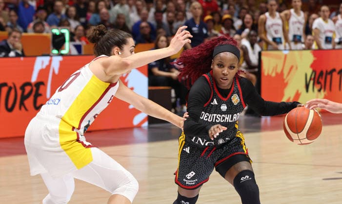 Paula Ginzo, Alexis Peterson am Ball Zweikampf Spielszene Aktion Basketball FIBA World Cup Weltmeisterschaft Frauen Saison 2026 2027 04.09.2026 DBB Deutschland GER vs Spanien ESP *** Paula Ginzo, Alexis Peterson on the ball, one-on-one, game scene, action, sports, basketball, FIBA World Cup, World Championship, women s, season 2026–2027, April 9, 2026, DBB, Germany (GER) vs. Spain (ESP)