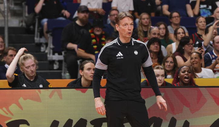 Bundestrainer Olaf Lange Aktion Oberkörper Basketball FIBA World Cup Weltmeisterschaft Frauen Saison 2026 2027 04.09.2026 DBB Deutschland GER vs Spanien ESP *** National Team Coach Olaf Lange, Upper Body Exercise, Basketball, FIBA World Cup, Women s World Championship, 2026-2027 Season, April 9, 2026, DBB, Germany (GER) vs. Spain (ESP)