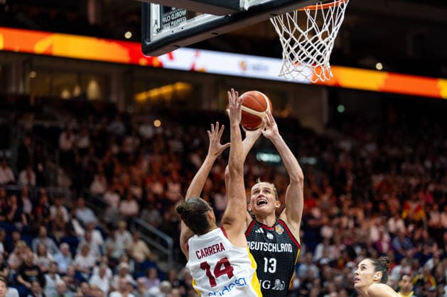 Leonie Fiebich (Deutschland, 13) beim Korbleger, Raquel Carrera (Spanien, 14), GER, Spanien vs. Deutschland, Basketball, FIBA Women s World Cup 2026, Gruppenphase, Spieltag 1, 04.09.2026 GER, Spanien vs. Deutschland, Basketball, FIBA Women s World Cup 2026, Spieltag 1, 04.09.2026 Berlin *** Leonie Fiebich (Germany), No. 13, making a layup; Raquel Carrera (Spain), No. 14; Spain vs. Germany, Basketball, 2026 FIBA Women’s World Cup, Group Stage, Matchday 1, September 4, 2026, GER, Spain vs. Germany, Basketball, 2026 FIBA Women’s World Cup, Matchday 1, September 4, 2026, Berlin Copyright: xEibner-Pressefoto MaxxVincenx EP_MVN