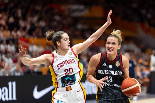 Leonie Fiebich (Deutschland, 13) im Dribbling gegen Paula Ginzo (Spanien, 20), GER, Spanien vs. Deutschland, Basketball, FIBA Women s World Cup 2026, Gruppenphase, Spieltag 1, 04.09.2026 GER, Spanien vs. Deutschland, Basketball, FIBA Women s World Cup 2026, Spieltag 1, 04.09.2026 Berlin *** Leonie Fiebich (Germany), 13, dribbling past Paula Ginzo (Spain), 20, GER, Spain vs. Germany, Basketball, FIBA Women s World Cup 2026, Group Stage, Matchday 1, September 4, 2026, Germany, Spain vs. Germany, Basketball, 2026 FIBA Women’s World Cup, Matchday 1, September 4, 2026, Berlin Copyright: xEibner-Pressefoto MaxxVincenx EP_MVN