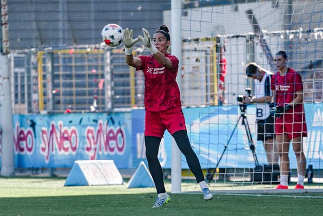 Deutschland: Fussball Saison 2026 2027 , Google Pixel Frauen-Bundesliga , 3. Spieltag , TSG 1899 Hoffenheim Frauen vs. Bayer 04 Leverkusen Frauen - Dietmar-Hopp-Stadion (Hoffenheim) : Charlotte Voll (Bayer 04 Leverkusen, 1) am Ball, im Ballbesitz, Aufwärmen Hoffenheim Dietmar-Hopp-Stadion Deutschland Germany *** Germany Soccer Season 2026–2027, Google Pixel Women s Bundesliga, Matchday 3, TSG 1899 Hoffenheim Women vs. Bayer 04 Leverkusen Women, Dietmar Hopp Stadium, Hoffenheim, Charlotte Voll, Bayer 04 Leverkusen, 1 on the ball, in possession, warming up, Hoffenheim, Dietmar Hopp Stadium, Germany Copyright: xBennetxLongx
