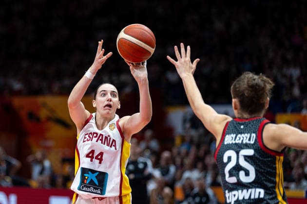 Iyana Martin (Spanien, 44) beim Wurf, Clara Bielefeld (Deutschland, 25), GER, Spanien vs. Deutschland, Basketball, FIBA Women s World Cup 2026, Gruppenphase, Spieltag 1, 04.09.2026 GER, Spanien vs. Deutschland, Basketball, FIBA Women s World Cup 2026, Spieltag 1, 04.09.2026 Berlin *** Iyana Martin of Spain, 44, taking a shot; Clara Bielefeld of Germany, 25, GER; Spain vs. Germany, basketball, 2026 FIBA Women’s World Cup, group stage, Matchday 1, September 4, 2026, GER, Spain vs. Germany, basketball, 2026 FIBA Women’s World Cup, Matchday 1, September 4, 2026, Berlin Copyright: xEibner-Pressefoto MaxxVincenx EP_MVN