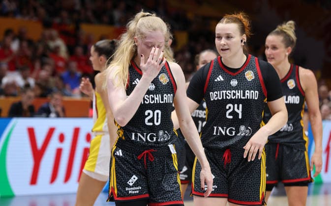 Frieda Bühner , Lina Sontag enttäuscht Enttäuschung Basketball FIBA World Cup Weltmeisterschaft Frauen Saison 2026 2027 04.09.2026 DBB Deutschland GER vs Spanien ESP *** Frieda Bühner, Lina Sontag disappointed Disappointment Sports Basketball FIBA World Cup Women s World Championship 2026 season April 9, 2027, 2026 DBB Germany GER vs. Spain ESP
