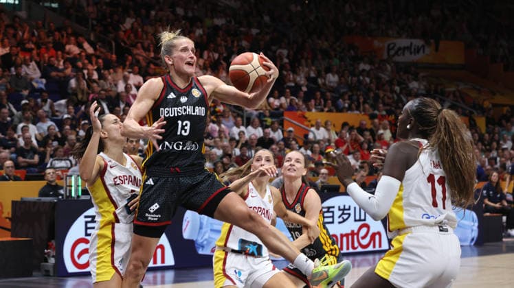 Leonie Fiebich holt den Rebound Zweikampf Spielszene Aktion Basketball FIBA World Cup Weltmeisterschaft Frauen Saison 2026 2027 04.09.2026 DBB Deutschland GER vs Spanien ESP *** Leonie Fiebich grabs the rebound; one-on-one battle; game action; sports; basketball; FIBA World Cup; Women s World Championship; 2026–2027 season; April 9, 2026; DBB; Germany (GER) vs. Spain (ESP)