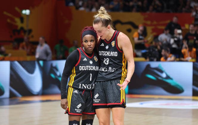 re. Leonie Fiebich redet mit Alexis Peterson Aktion Oberkörper Basketball FIBA World Cup Weltmeisterschaft Frauen Saison 2026 2027 04.09.2026 DBB Deutschland GER vs Spanien ESP *** Leonie Fiebich talks with Alexis Peterson; Upper Body Workout; Basketball; FIBA World Cup; Women s World Championship; 2026-2027 Season; April 9, 2026; DBB; Germany (GER) vs. Spain (ESP)