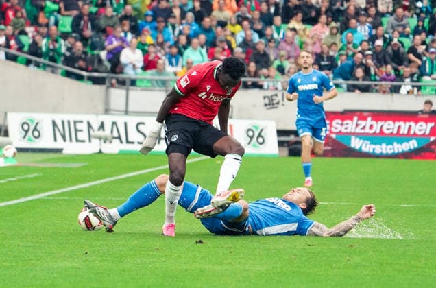 Deutschland: Fussball 2.Bundesliga 2026 2027, 4. Spieltag - Hannover 96 vs Karlsruher SC - Heinz von Heiden Arena Stadion (Hannover): im Zweikampf Marcel Franke (Karlsruher SC, 28) Mustapha Bundu (Hannover 96, 7) *** Germany Soccer 2. Bundesliga 2026–2027, Matchday 4: Hannover 96 vs. Karlsruher SC at Heinz von Heiden Arena Stadium in Hannover—Marcel Franke (Karlsruher SC) and Mustapha Bundu (Hannover 96) in a tackle, 28–7 Copyright: xAymanxAlahmedx