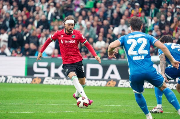 Deutschland: Fussball 2.Bundesliga 2026 2027, 4. Spieltag - Hannover 96 vs Karlsruher SC - Heinz von Heiden Arena Stadion (Hannover): am Ball Kolja Oudenne (Hannover 96, 29) *** Germany Soccer 2. Bundesliga 2026–2027, Matchday 4: Hannover 96 vs. Karlsruher SC at Heinz von Heiden Arena, Hannover; Kolja Oudenne (Hannover 96), 29 Copyright: xAymanxAlahmedx