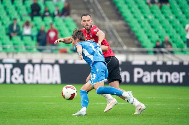 Deutschland: Fussball 2.Bundesliga 2026 2027, 4. Spieltag - Hannover 96 vs Karlsruher SC - Heinz von Heiden Arena Stadion (Hannover): im Zweikampf Shio Fukuda (Karlsruher SC, 13) Boris Tomiak (Hannover 96, 3) *** Germany Soccer 2. Bundesliga 2026–2027, Matchday 4: Hannover 96 vs. Karlsruher SC at Heinz von Heiden Arena in Hannover—Shio Fukuda (Karlsruher SC) and Boris Tomiak (Hannover 96) battle for the ball, 13–3 Copyright: xAymanxAlahmedx