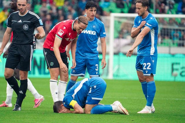 Deutschland: Fussball 2.Bundesliga 2026 2027, 4. Spieltag - Hannover 96 vs Karlsruher SC - Heinz von Heiden Arena Stadion (Hannover): Verletzung des Spielers Marvin Wanitzek (Karlsruher SC, 10) *** Germany Soccer 2. Bundesliga 2026–2027, Matchday 4: Hannover 96 vs. Karlsruher SC at Heinz von Heiden Arena Stadium in Hannover; Injury to Karlsruher SC player Marvin Wanitzek, 10 Copyright: xAymanxAlahmedx