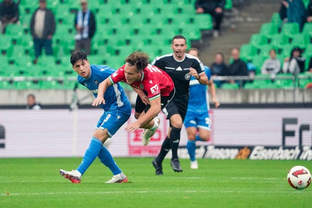 Deutschland: Fussball 2.Bundesliga 2026 2027, 4. Spieltag - Hannover 96 vs Karlsruher SC - Heinz von Heiden Arena Stadion (Hannover): im Zweikampf Lars Gindorf (Hannover 96, 25) Deniz Ofli (Karlsruher SC, 3) *** Germany Soccer 2. Bundesliga 2026–2027, Matchday 4: Hannover 96 vs. Karlsruher SC at Heinz von Heiden Arena Stadium in Hannover—Lars Gindorf (Hannover 96), 25, and Deniz Ofli (Karlsruher SC), 3, in a tackle Copyright: xAymanxAlahmedx