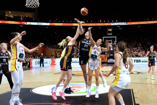 04.09.2026, GER, Basketball, Frauen , Basketball-WM, 2026, 1. Spieltag, Deutschland vs. Spanien Lina Sontag ( Deutschland 24 ), Marie Guelich ( Deutschland 21 ), Maite Cazorla ( Spanien 5 ) Berlin Uber Arena Berlin Deutschland *** September 4, 2026, GER, Basketball, Women s, Basketball World Cup, 2026, Matchday 1, Germany vs. Spain Lina Sontag (Germany) 24, Marie Guelich (Germany) 21, Maite Cazorla (Spain) 5 Berlin Uber Arena, Berlin, Germany Copyright: xNordphotox xEnglerx