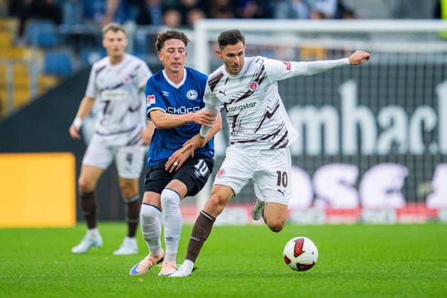 04.09.2026 - Fußball, 2026 2027, 2. Bundesliga, 4. Spieltag, DSC Arminia Bielefeld - FC St. Pauli: (L-R) Jannik Rochelt (Bielefeld), Branimir Hrgota (Pauli) DFL REGULATIONS PROHIBIT ANY USE OF PHOTOGRAPHS AS IMAGE SEQUENCES AND OR QUASI-VIDEO. *** September 4, 2026 Soccer, 2026–2027, 2. Bundesliga, Matchday 4, DSC Arminia Bielefeld vs. FC St. Pauli, Referee: Jannik Rochelt (Bielefeld), Branimir Hrgota (Pauli). DFL regulations prohibit any use of photographs as image sequences and or quasi-video.