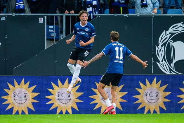04.09.2026 - Fußball, 2026 2027, 2. Bundesliga, 4. Spieltag, DSC Arminia Bielefeld - FC St. Pauli: (L-R) Jannik Rochelt (Bielefeld) jubelt nach seinem Tor zum 1:0 mit Joel Grodowski (Bielefeld) DFL REGULATIONS PROHIBIT ANY USE OF PHOTOGRAPHS AS IMAGE SEQUENCES AND OR QUASI-VIDEO. *** September 4, 2026 Soccer, 2026–2027, 2. Bundesliga, Matchday 4, DSC Arminia Bielefeld vs. FC St. Pauli, Referee: Jannik Rochelt. Bielefeld celebrates after scoring the 1–0 goal with Joel Grodowski. Bielefeld. DFL regulations prohibit any use of photographs as image sequences and or quasi-video.