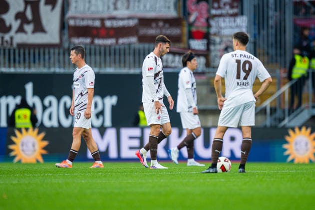04.09.2026 - Fußball, 2026 2027, 2. Bundesliga, 4. Spieltag, DSC Arminia Bielefeld - FC St. Pauli: (L-R) Mathias Rasmussen (Pauli), Branimir Hrgota (Pauli), Tomoya Ando (Pauli), Martijn Kaars (Pauli) nach dem Tor zum 1:0 von Jannik Rochelt (Bielefeld) DFL REGULATIONS PROHIBIT ANY USE OF PHOTOGRAPHS AS IMAGE SEQUENCES AND OR QUASI-VIDEO. *** September 4, 2026 Soccer, 2026–2027, 2. Bundesliga, Matchday 4, DSC Arminia Bielefeld vs. FC St. Pauli, Referee: Mathias Rasmussen (Pauli), Branimir Hrgota (Pauli), Tomoya Ando (Pauli), Martijn Kaars (Pauli) after Jannik Rochelt’s 1–0 goal for Bielefeld. DFL regulations prohibit any use of photographs as image sequences and or quasi-video.