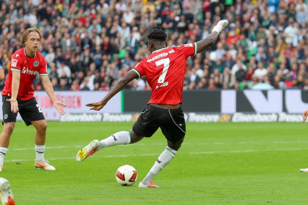 04.09.2026, xtgx, Fussball - 2.Bundesliga Hannover 96 - Karlsruher SC emspor, v.l. Mustapha Bundu (Hannover, 7) verletzt sich beim Torschuss, schiesst den Ball aufs Tor, Schuss (DFL DFB REGULATIONS PROHIBIT ANY USE OF PHOTOGRAPHS as IMAGE SEQUENCES and or QUASI-VIDEO) Hannover *** September 4, 2026, xtgx, Soccer, 2. Bundesliga, Hannover 96 vs. Karlsruher SC, emspor, from left: Mustapha Bundu (Hannover), 7, gets injured while taking a shot on goal, shoots the ball toward the goal, Shot DFL DFB REGULATIONS PROHIBIT ANY USE OF PHOTOGRAPHS as IMAGE SEQUENCES and or QUASI-VIDEO Hannover